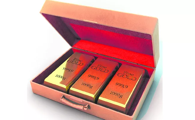 15 KG Gold Seized In Shamshabad Airport - Sakshi
