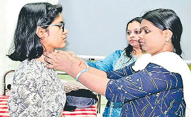 Blind Woman Meenakshi Gupta Detects Early Stage Breast Cancer - Sakshi