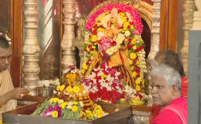 Devotees Rush At Indrakeeladri Durga Temple on Shravana Shukravaram - Sakshi