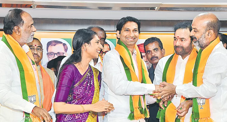 Former Governor CH Vidyasagar Rao son Vikas Rao and his wife Deepa joined BJP - Sakshi