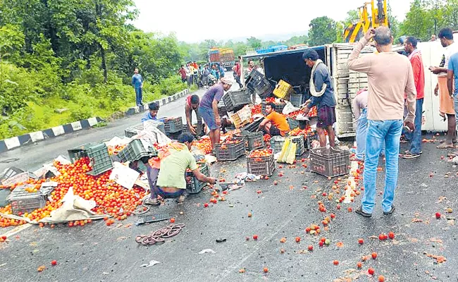 People Loot Tomatoes After Road Accident in Bihar - Sakshi