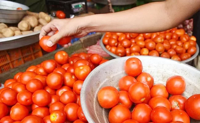 Tomato Prices Fall Down Just 9 RS Per Kg Here - Sakshi