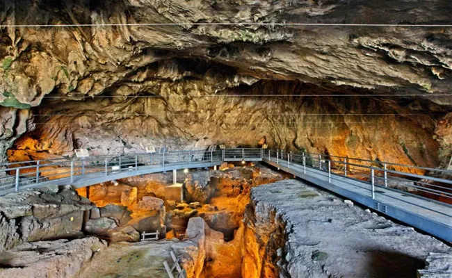 Humans Occupied Theopetra Cave In Greece 130 Thousand Years - Sakshi