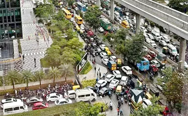 Bengaluru Hit By Massive Traffic Jam Ahead of Long Weekend  - Sakshi