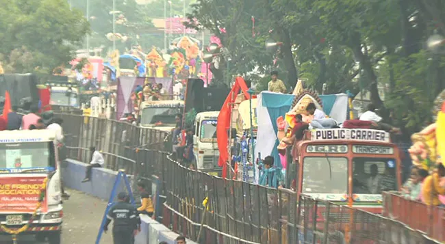Hyderabad Traffic Jan News: Ganesh Nimajjanam Continue 2nd Day - Sakshi