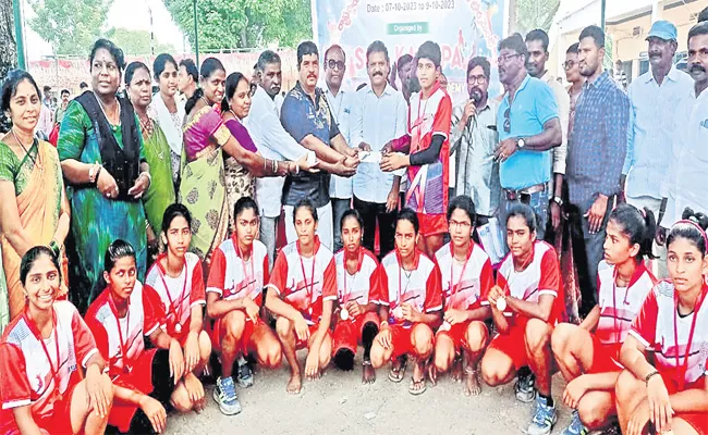 Kadapa and Vizianagaram Teams Won The State Level Under 17 Boys And Girls Volleyball Competitions - Sakshi