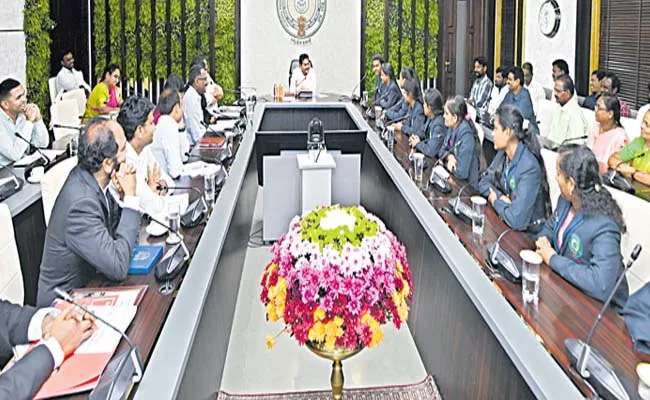 CM YS Jagan with government students who have gone to America - Sakshi
