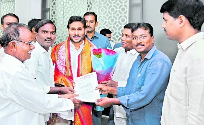Village Revenue Assistants Association leaders call on Andhra CM Jagan Reddy - Sakshi