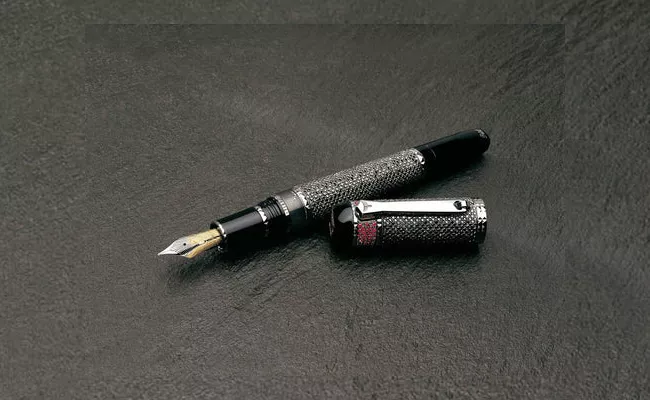 worlds most expensive pen adorned with diamonds gold rubies - Sakshi