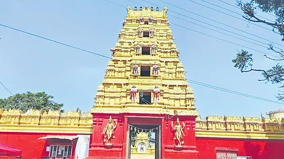 KCR worship in Kondagattu Anjaneya Swamy Temple - Sakshi