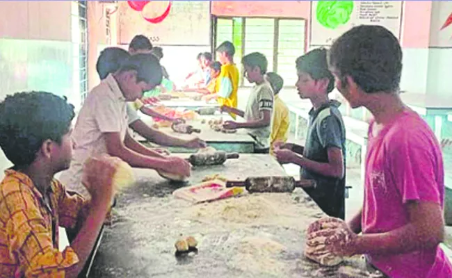 Cooking of students in Cheryala Gurukulam - Sakshi