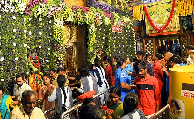 Crowd Of Devotees Increased In Indrakeeladri - Sakshi