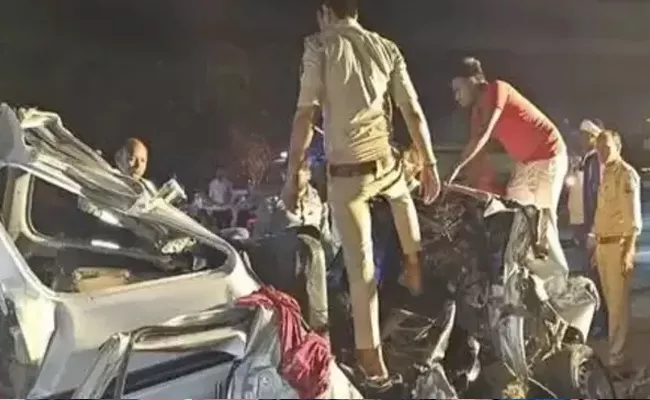 Five Killed In Road accident on Yamuna Expressway in Greater Noida - Sakshi