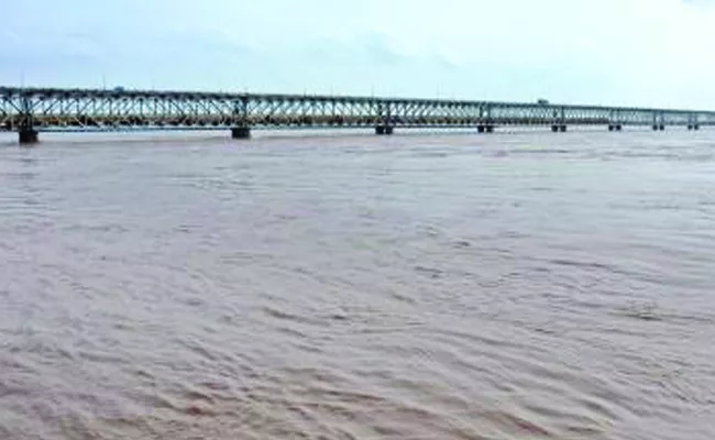 flood flow into Godavari is decreasing - Sakshi