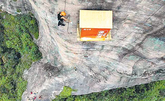 This Store In China Hangs From A 393 Feet High Cliff - Sakshi