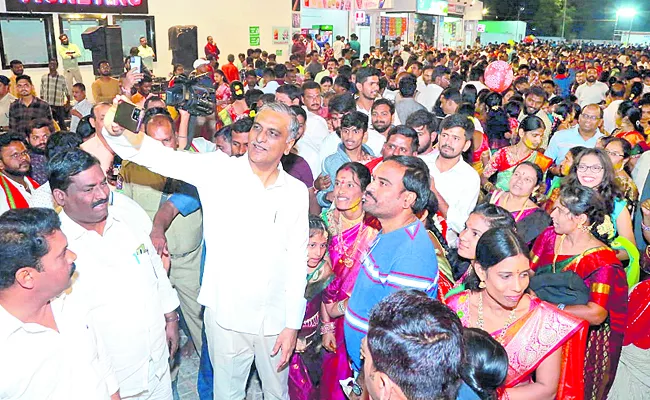 Minister Harish Rao Celebrates Bathukamma in Siddipet - Sakshi
