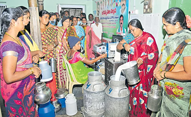 Dairy farmers happy with AP Govt Jagananna Paala Velluva - Sakshi