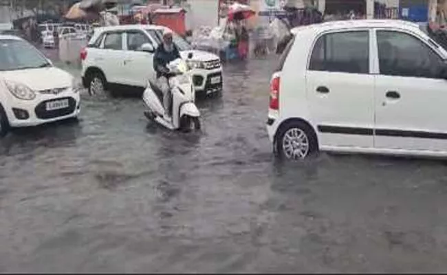 killed in unseasonal rains, lightning strikes at Gujarat - Sakshi