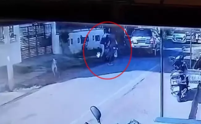 Teacher Grabbed Pushed Into SUV In Daylight Karnataka Kidnapping - Sakshi