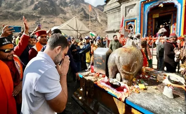Congress leader Rahul Gandhi offers prayers at Kedarnath temple in Uttarakhand - Sakshi