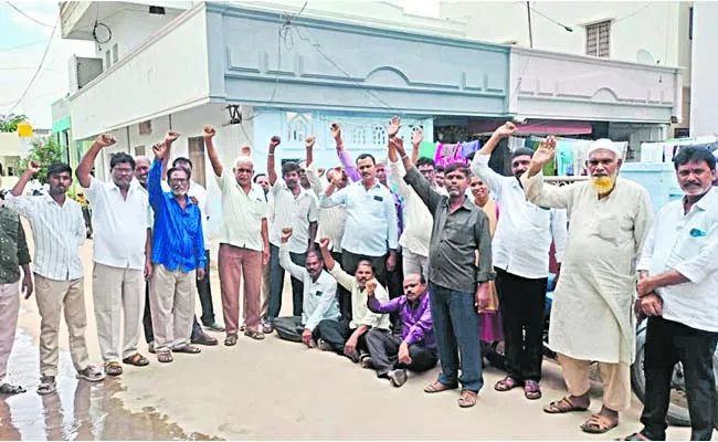 Tailors besieged TDP leaders house - Sakshi