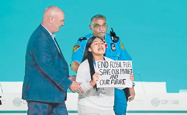 COP28 Summit in Dubai: Indian climate activist Licypriya Kangujam storms stage - Sakshi