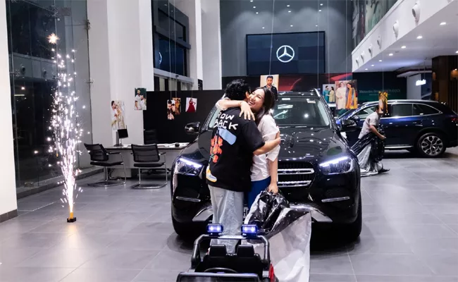 Gauahar Khan Buys New Mercedes Benz GLE Video Viral - Sakshi