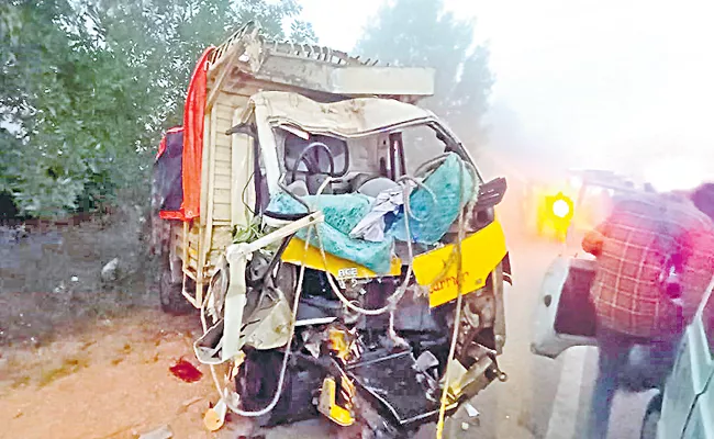 Road Accident Lost Breath 6 People At Same Place - Sakshi
