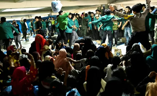 Indonesia Protesters Storm Over Refugee Shelter Demanding Deportation - Sakshi