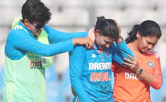 Ind W Vs Aus W India Star Suffers Nasty Collision With Teammate During Match - Sakshi