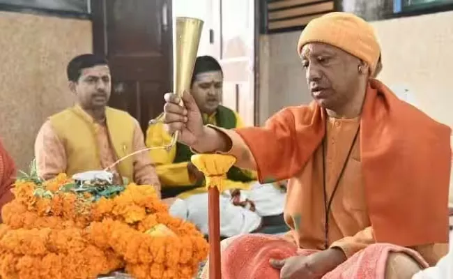 UP CM Yogi Adityanath Performs Havan and Rudra Abhishek - Sakshi