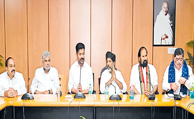 CM Revanth Reddy in meeting of five joint districts - Sakshi