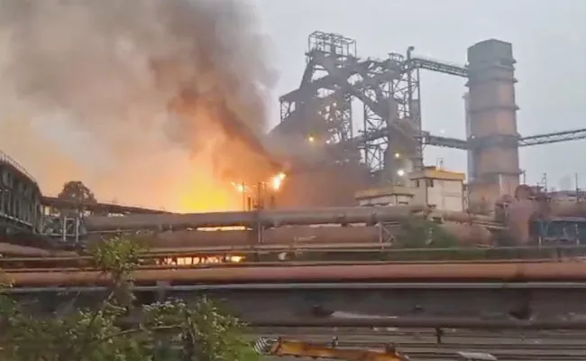Major Fire Accident In Vishaka Steel Plant - Sakshi