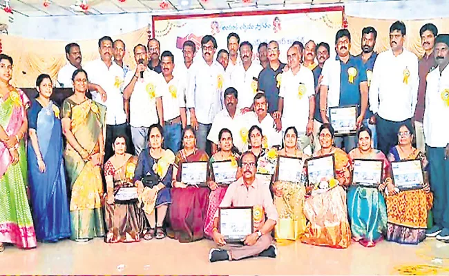 after 28 years meet studnet in Amalapuram - Sakshi