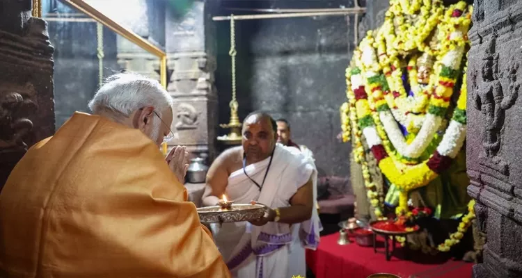 PM Narendra Modi Visits Lepakshi Temple
