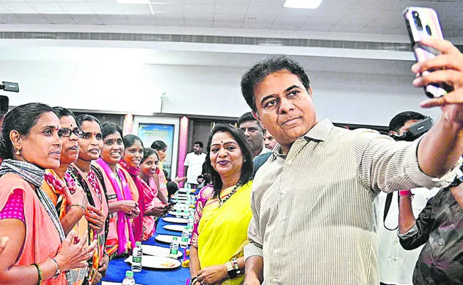 Former Minister KTR Lunch with GHMC Sanitation Workers - Sakshi