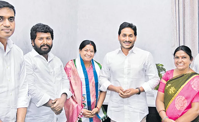 Former MP Shanta joined YSRCP - Sakshi