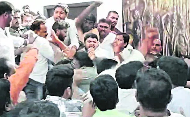clash between tdp leaders in Kakinada - Sakshi