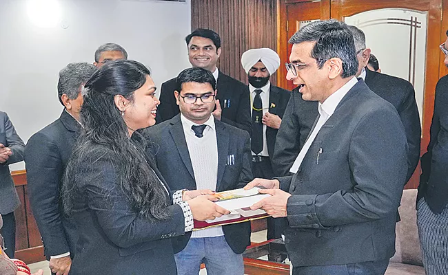 Chief Justice honours daughter of Supreme Court cook who won US scholarships - Sakshi