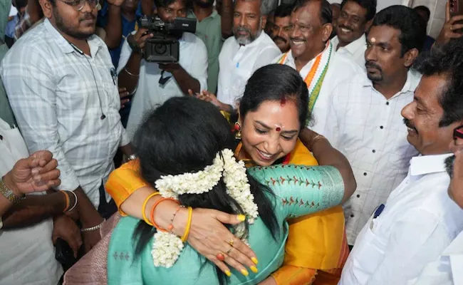 BJP DMK candidates From South Chennai Hugs on Holi - Sakshi