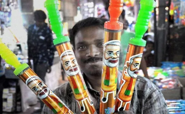 Modi Themed Pichkaris add Political Flair to Holi - Sakshi