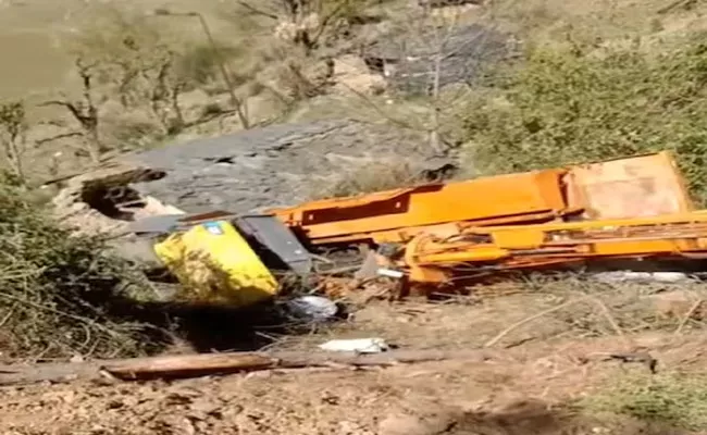 Silkyara Tunnel Accident Loader Machine Fell in - Sakshi
