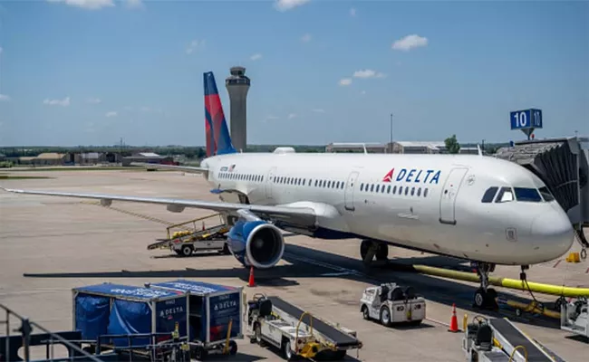 Man Boards Flight Using Photo Of Another Passenger Ticket On Texas - Sakshi