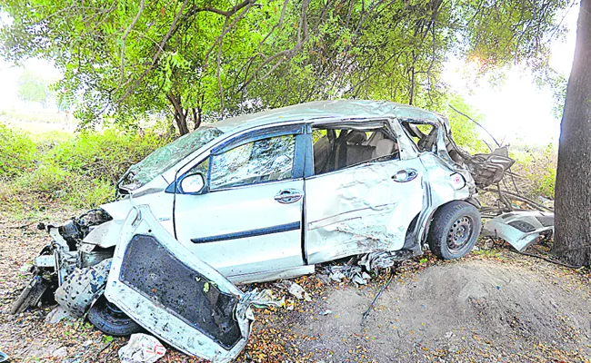 Car Accident at Rayinigudem near Suryapet - Sakshi