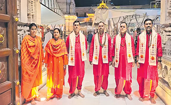 Police At Kashi Vishwanath Temple To Opt For Traditional Dhoti-Kurta Over Khaki Uniform - Sakshi