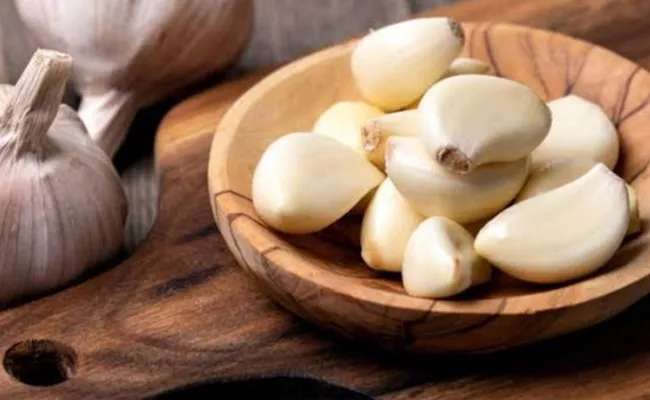 Can eating raw garlic clear your acne check what experts says - Sakshi