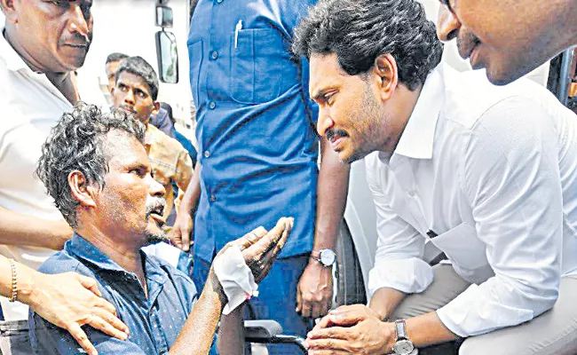 Victims who told CM Jagan their problems during the bus trip - Sakshi