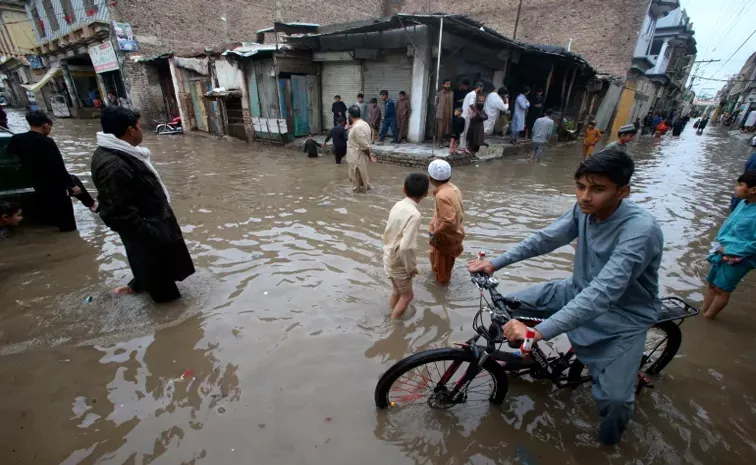 More than 300 killed in Afghanistan flash floods