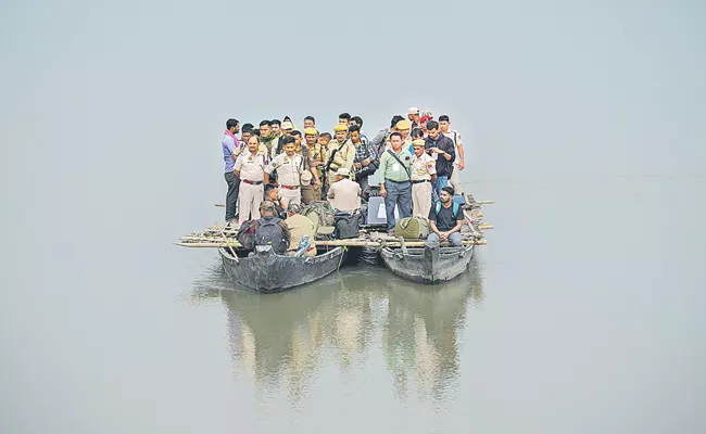 అస్సాంలో బ్రహ్మపుత్ర నది మీదుగా బాగ్‌మోరా ఛపోరీ ద్వీపంలో పోలింగ్‌ కేంద్రానికి పడవలో బయల్దేరిన ఎన్నికల సిబ్బంది