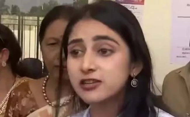 Dk Shivakumar Daughter Ishwarya Comments On Entry In To Politics